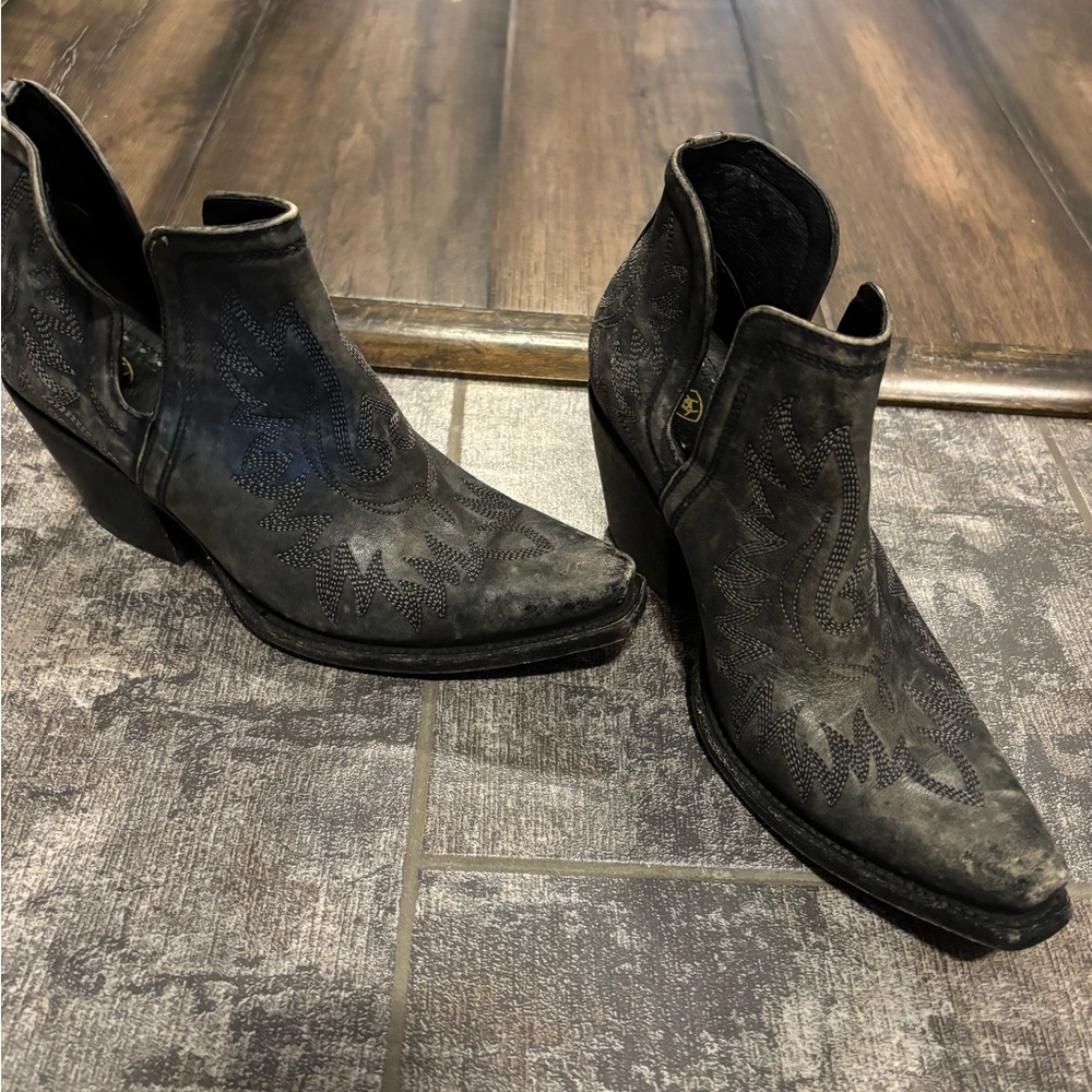 Distressed Black Ariat Dixon Bootie